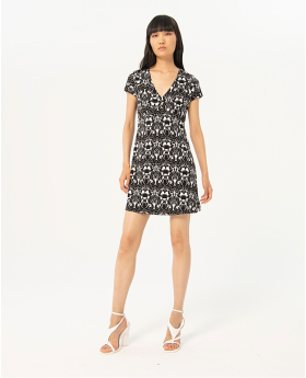 Surkana Vestido corto con manga corta y escote en V.